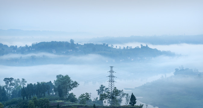乡村有雾的早晨