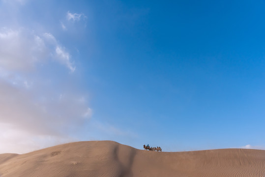 内蒙古沙漠里的风沙和骆驼队