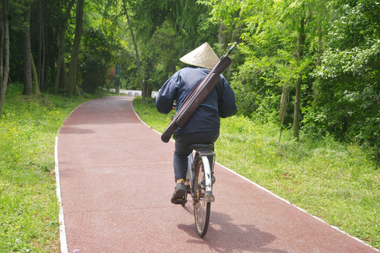 骑自行车的人