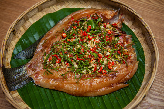 烤魚美食菜品