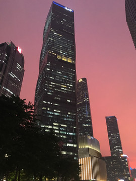 粉色天空广州环球都会低角度