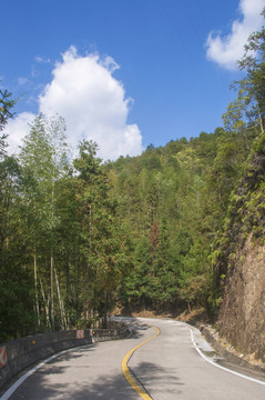 下坡道路风景