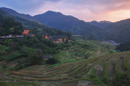 山谷里的土楼梯田风景