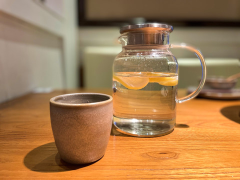 桌子上的茶壶茶杯