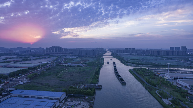 夕阳下的大运河船运