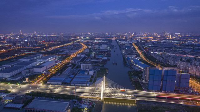 华灯初上的京杭大运河