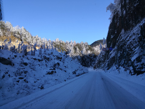 神龙架雪山