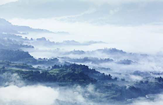 云雾缭绕高山沟壑自然风光