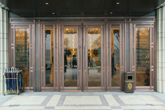 酒店入口做旧的铜门