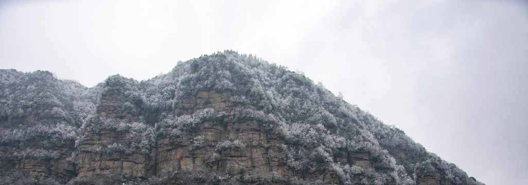 山区雪景