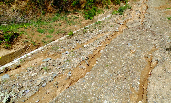 雨后乡村路面