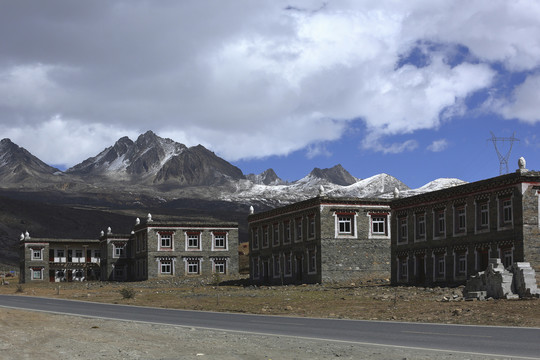 蓝天白云雪山藏族民居