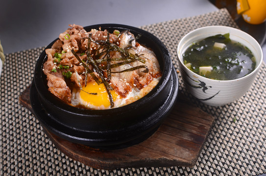 鳗鱼肥牛石锅饭