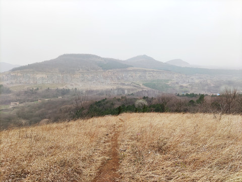 荒山秃岭