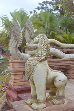 七头蛇神那伽和神狮辛马雕塑