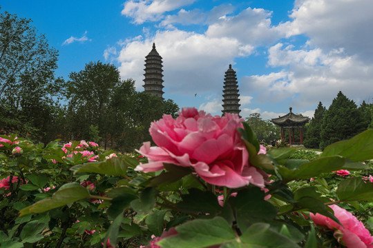 中国山西太原市永祚寺双塔风光