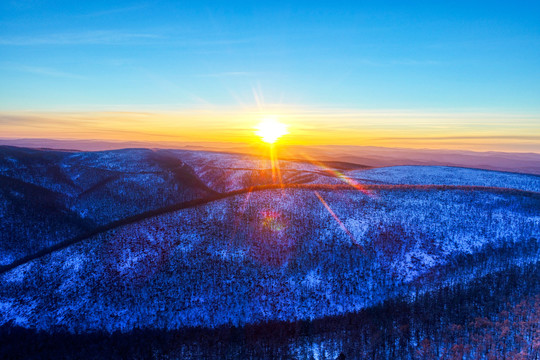 大兴安岭冬季雪色山岭日出