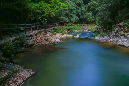 山涧水潭