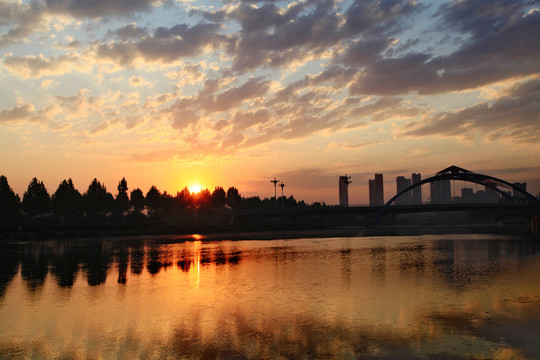 河边日出