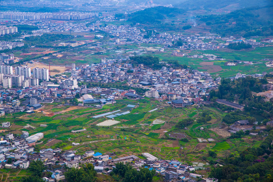 山坳小城