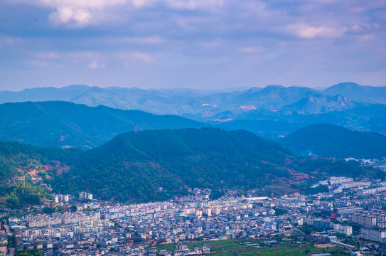 山坳小城