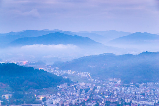 山坳小城