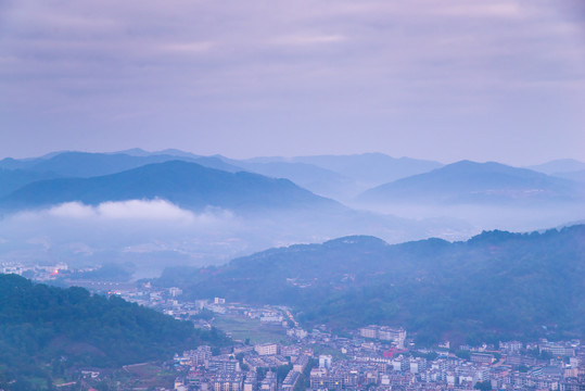 山坳小城