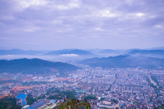 山坳小城