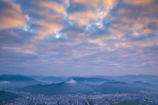 山坳小城