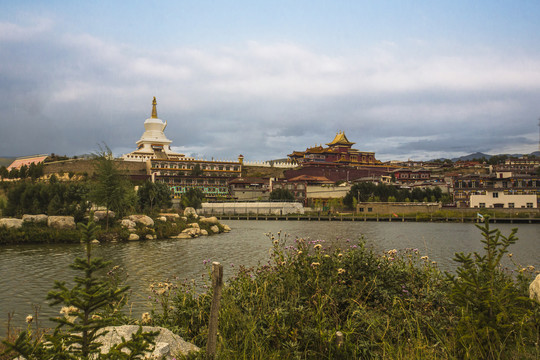 甘孜那仓白塔寺风光