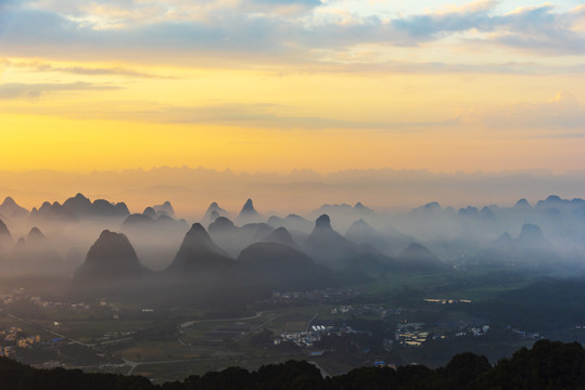 水墨群山