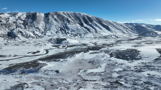 川藏高原四川理塘冬季雪山