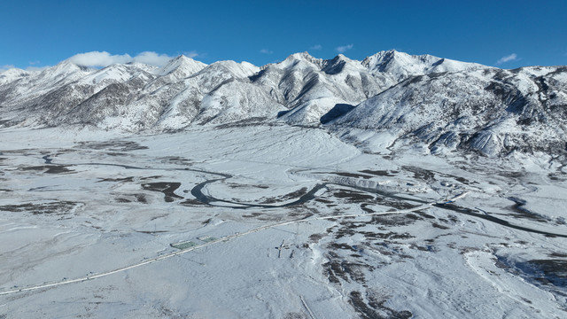 川藏高原四川理塘冬季雪山