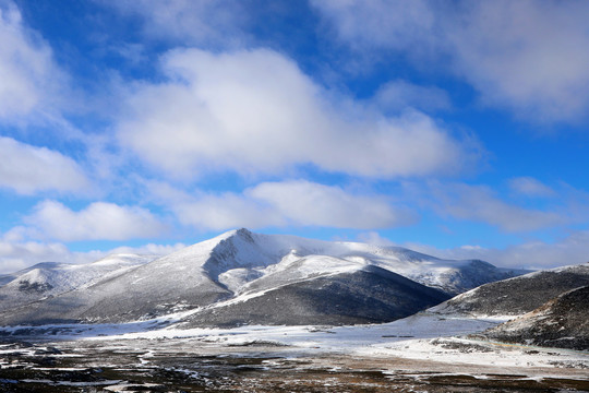 四川甘孜冬季蓝天白云雪山美景