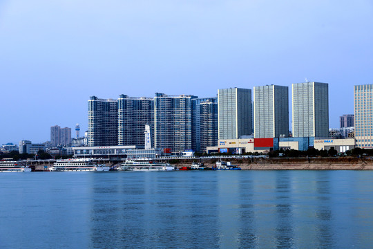 湖北宜昌城市滨江风光