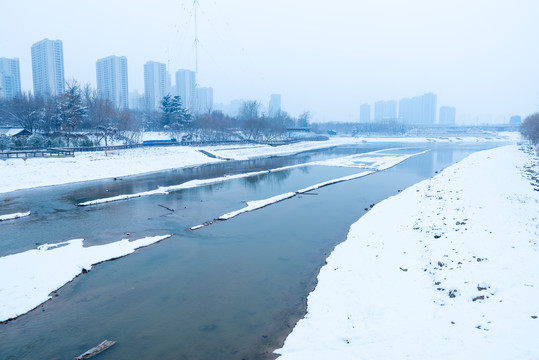 河边的雪