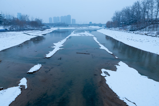 下雪的河边