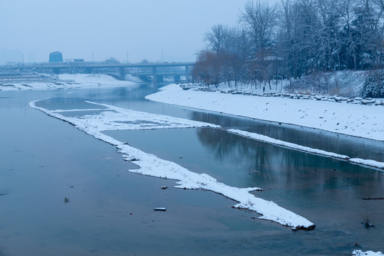 下雪的河边