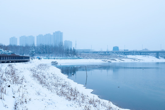 下雪的河边