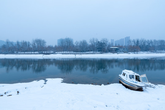 雪后河边的小船