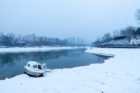 雪后河边的小船