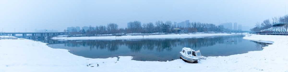 雪后河边的小船