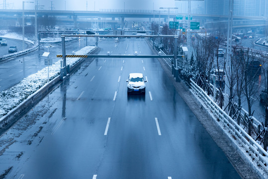 路上的汽车