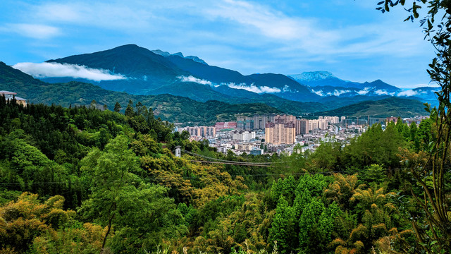 大山里的荥经县城