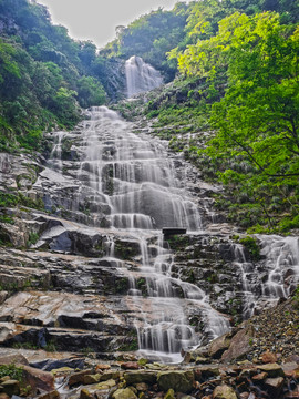 江西铅山擂鼓岭龙凤瀑布蔚为壮