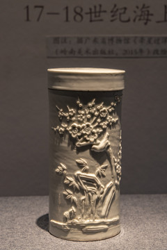 白釉堆贴梅花纹带盖瓷筒瓶