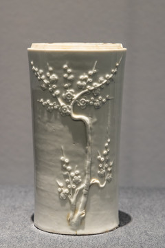 白釉梅花纹直筒瓷瓶