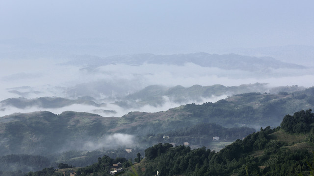 高山沟壑云雾缭绕自然风光