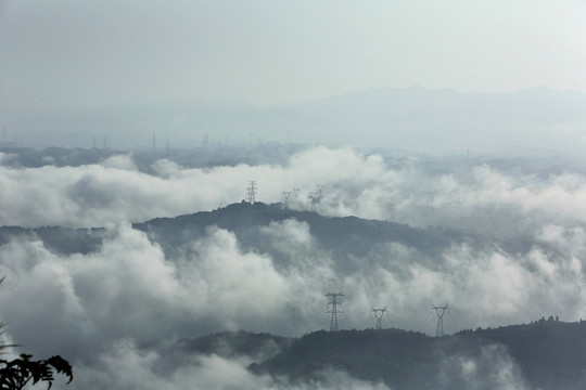 高山沟壑输电线塔云雾缭绕