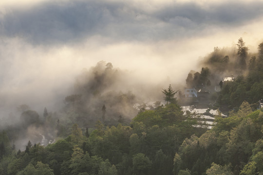 云雾缭绕田园自然风光